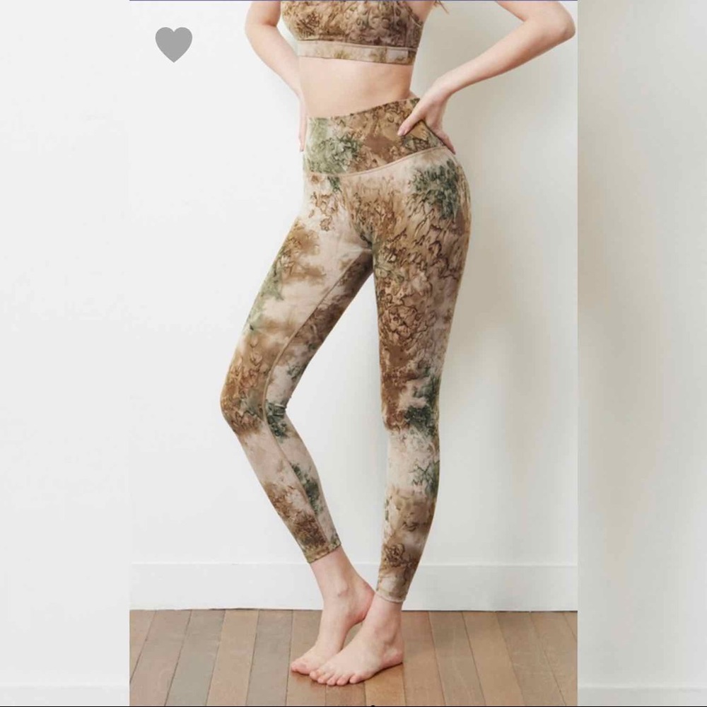 Lisa Yoga Set- Cloud Khaki - Picture 2 of 7